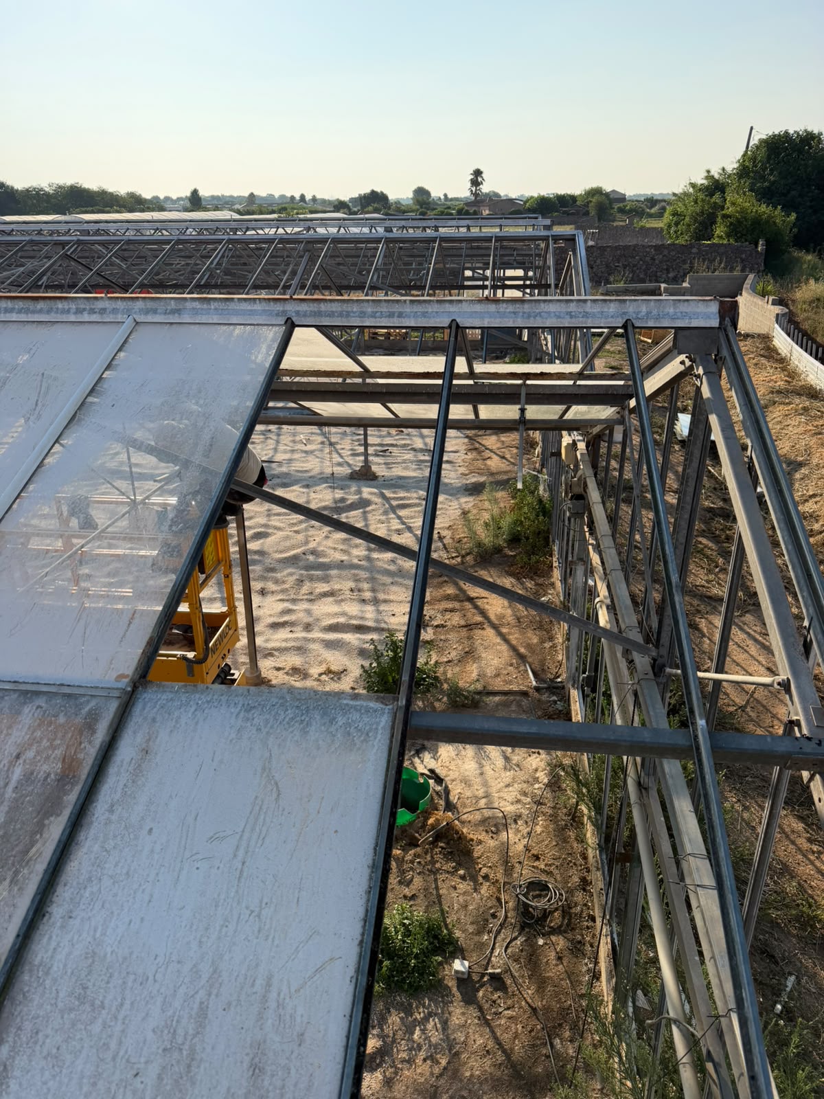Greenhouse frame in a further visible dismantling state.